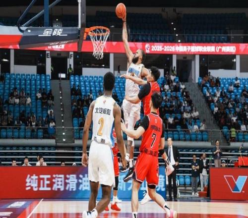 飞起来就隔扣！NBA冠军中锋打CBA太轻松了