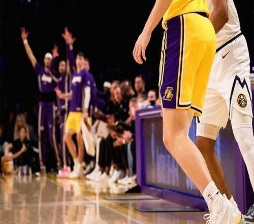 詹姆斯鱼跃扑球，东契奇完美绝杀，湖人赛季最燃一战