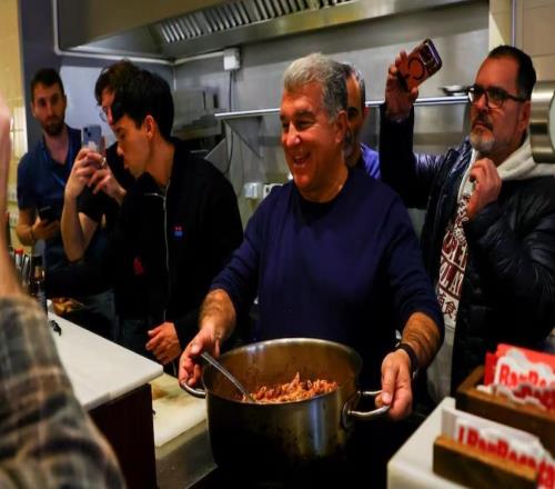 阿斯:拉波尔塔竞选巴萨主席策略变化,从亲民互动到直面丰特