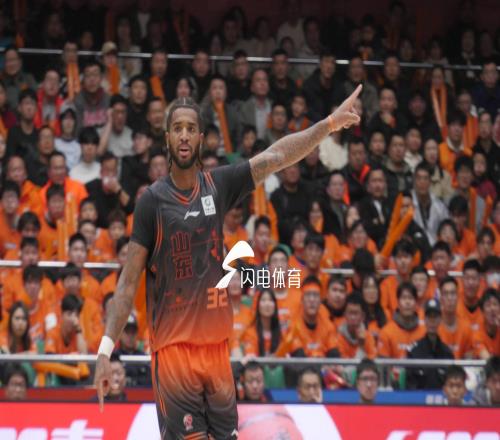 齐鲁德比山东男篮取胜:刘维伟坦言失误埋雷,邱彪点赞篮板制胜