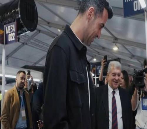 布斯克茨现身巴萨主席投票现场，在拉波尔塔的陪同下完成投票