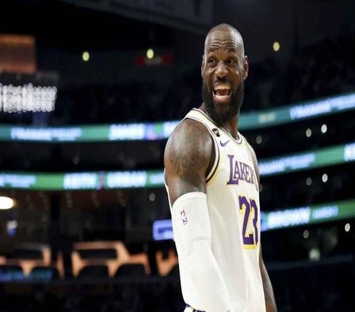 湖人队詹姆斯在打掘金队时做出了雷迪克从未见过的事情：全力扑救