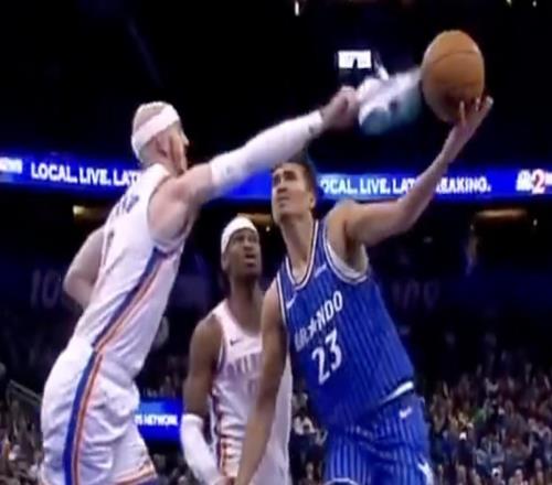 卡鲁索：我要是知道会被吹干扰球+T，就不会拿球鞋盖帽了