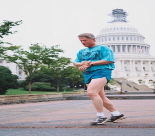 他们专卖“老头鞋”，却能签下19岁NBA未来门面？