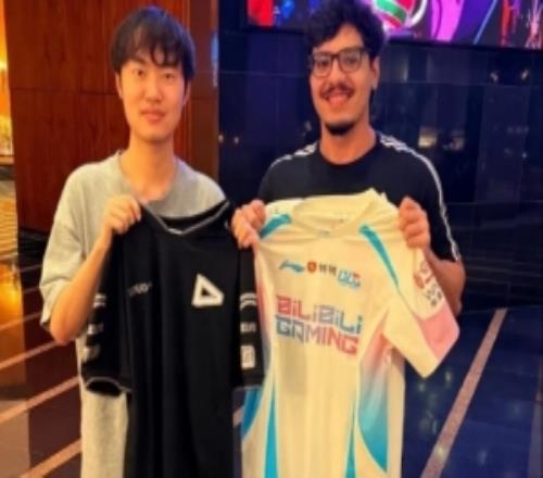 LOUD中单Envy分享与Knight合照并配文：LPL的王