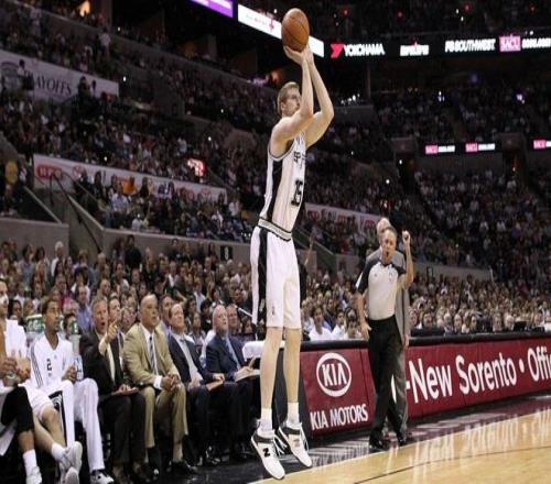 他们专卖“老头鞋”，却能签下19岁NBA未来门面？