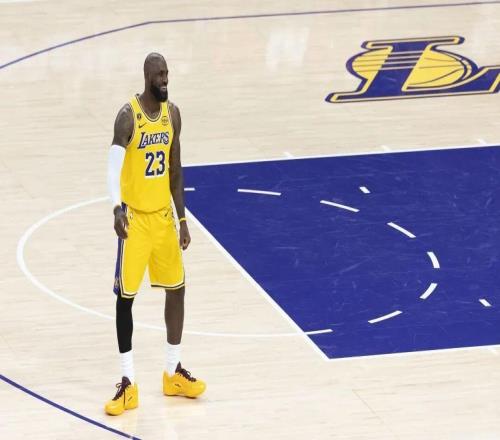 东詹70分！詹姆斯14次出手，一球未进，妥妥拖后腿！