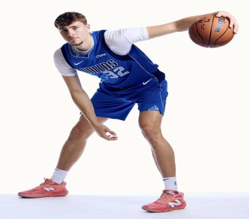 他们专卖“老头鞋”，却能签下19岁NBA未来门面？