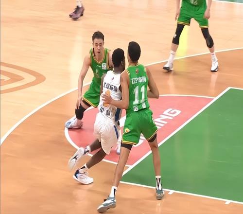 三大后卫齐发挥，继伟双拳难敌四手，乌戈正式表态