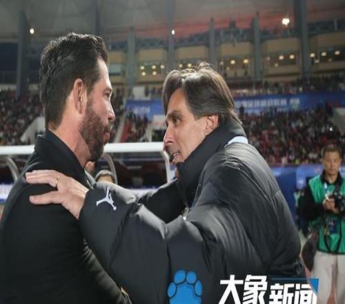 河南彩陶坊主场1：1与武汉三镇握手