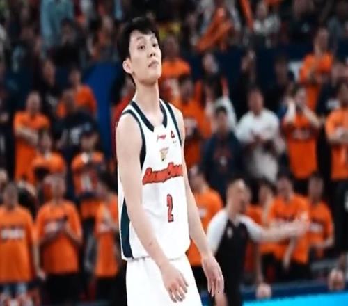 徐杰被打破防打进三分与上海球迷隔空喊话，被杜锋限制真难受！