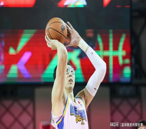 连续8次罚球不中，冒充职业球员甩大牌，周琦才30岁啊怎么就废了