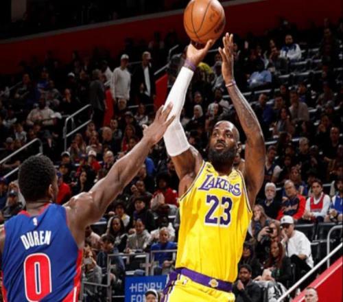 被双杀，湖人遇苦住了！东契奇空砍32+7+6，詹姆斯连创3大记录