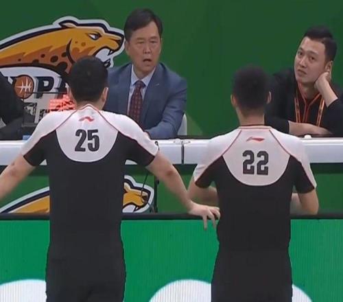 裁判又闹笑话了！鄢手骐确实险些再添乱，但为啥只让辽篮承担后果