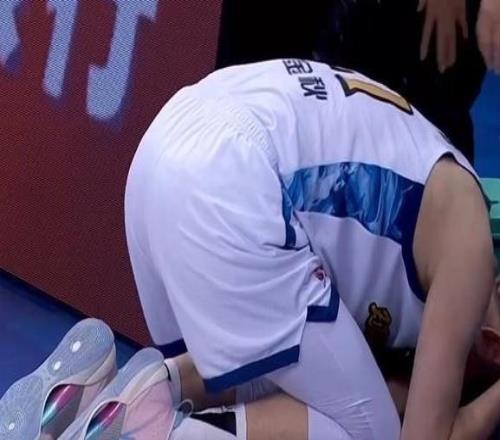 末节险受伤吓坏王博！胡金秋15中13轰32分刷新赛季新高