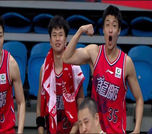 精彩绝杀！郭士强现场见证，CBA关键战：刘维伟致胜1击，颇感意外