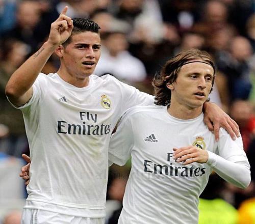 魔笛J罗再相聚!皇马两代10号拥抱寒暄赛后交换球衣