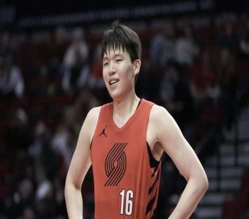 心系老东家！杨瀚森助威青岛季后赛：祝兄弟们放平心态、一路高歌