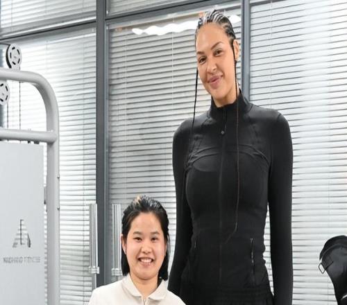 坎贝奇G5伤缺也是功臣！成都康复偶遇粉丝超亲切35岁再续肥约