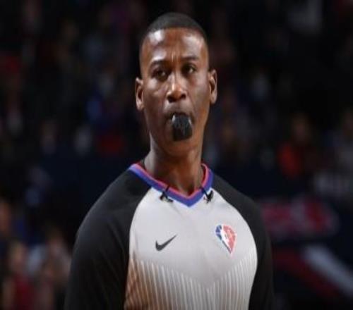 驱逐艾顿的裁判是詹姆斯威廉姆斯，前几天曾被布克点名狂喷