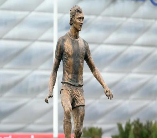 图片报：拜仁周四在贝肯鲍尔的墓前敬献了新花圈