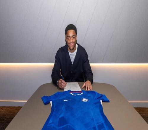 官方：17岁边锋麦奎因与切尔西签下首份职业合同