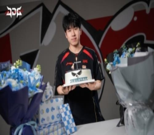 JDG分享GALA出道七周年返图：感谢粉丝们的支持与周年礼物