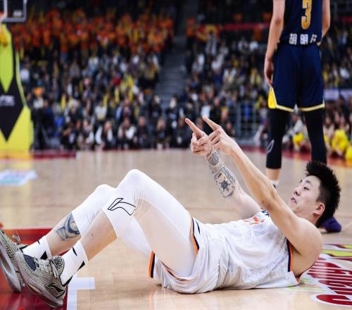 40分大败！广东队两缺点暴露，杜锋夺冠无望，胡明轩+徐杰只进5球