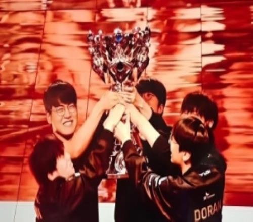 打iG的时候最残血！花生：S15的T1像是丝血的时候喝药，很极限