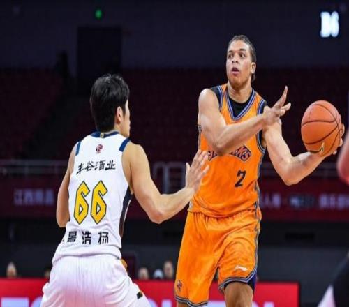 上海男篮VS新疆！卢伟全力出击，洛夫顿爆发，央视直播