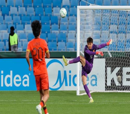 致敬！李昊带病出战助U23国足晋级发烧仍零封泰国+3场献16次神扑