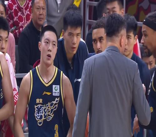 最新消息！广东锋线“新王炸”正式到位，杜锋为他裁掉奎因