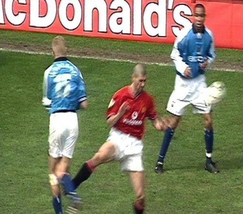 不友好，赢下德比后曼联球迷高歌“哈兰德，你爸还好吗”