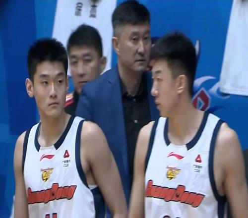 广东男篮28分大胜，胡明轩26+4+4彻底复苏，徐杰7分4失误状态低迷