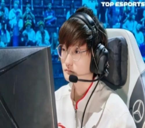 去HLE把Navi踢掉大黄询问Tian是否回TES试训Tian：Zeus我来了