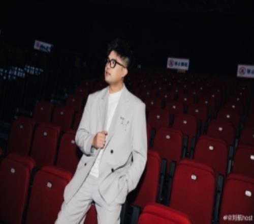 主持人刘航晒照：降温的苏沪热情的赛场话说这版本BLG也太猛了
