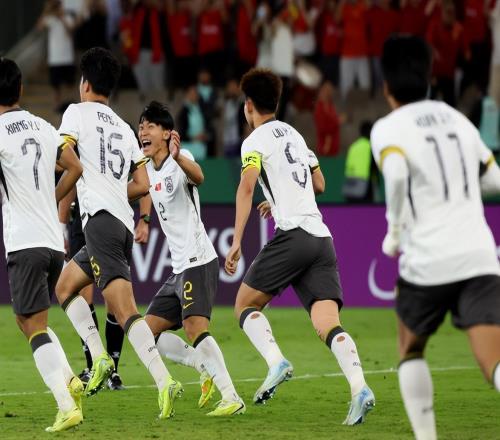 足坛悲喜夜！国足创造历史，阿森纳提前出线+曼城大爆冷，皇马61