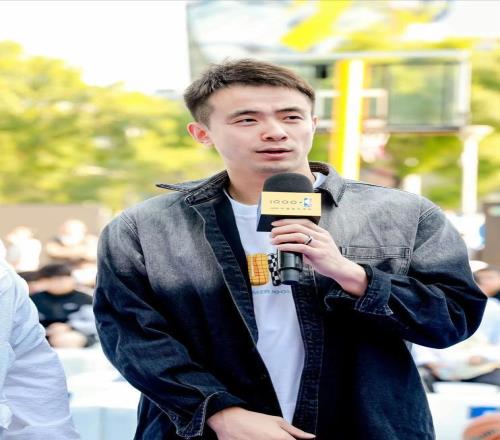 赵继伟：年薪高达600万，曾拿4次CBA总冠军，妻子是人艺话剧演员