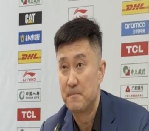 杜锋暖心祝福球迷大爷：每次来吉林都会看到他，希望他一切顺利