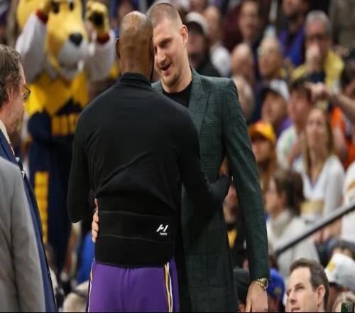 詹姆斯：约基奇是最伟大球员之一，我需要拥抱他表达我的敬意