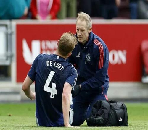 德里赫特曼联复出延期！卡里克解释卡塞米罗离队，欲阻枪手创纪录