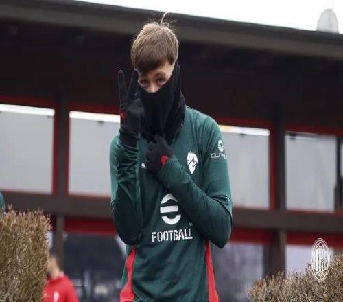 隆戈丨仅四天便恢复了团队训练