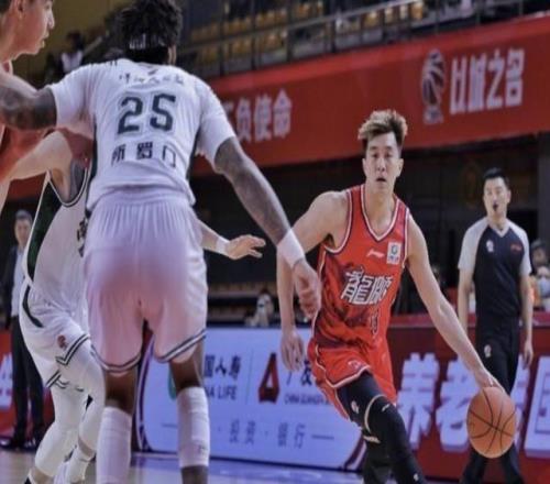 郭艾伦复出广州男篮战胜南京队，徐昕：他对我们非常有帮助此前其眼睛被队友误伤致结膜破碎缝了40多针