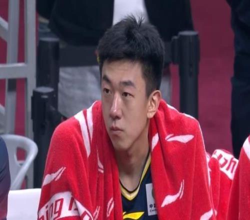 广东10分完胜强敌，2人发挥抢眼，山东小伙出息了，他仨愧对杜锋