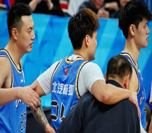 北京伤情更新!赵睿无大碍但腰肌损伤,方硕崴脚缺席12场!