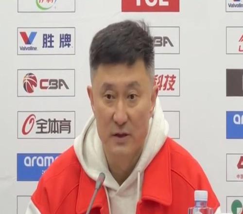 杜锋：比赛赢了但有几名队员血洒赛场休赛期想过引进葛昭宝