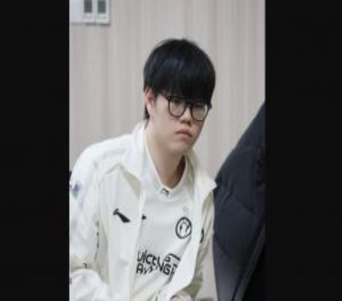 回基地多练练吧！iG新上单Soboro两局被369爆线，全场狂送110