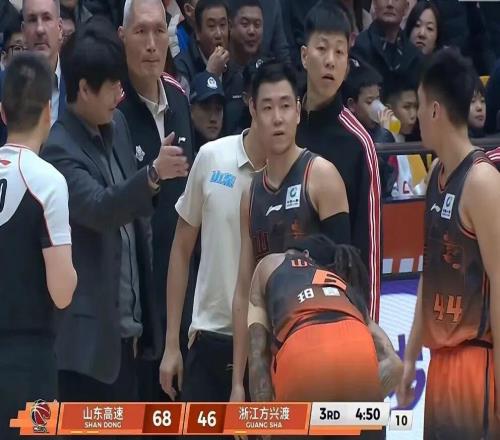山东男篮6分险胜广厦，陶汉林16+8+5力压胡金秋，布朗空砍38分