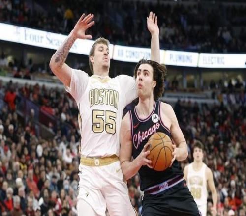 爆大冷!8人上双掀翻东部第二:全场狂欢庆祝,布朗空砍33+8+5