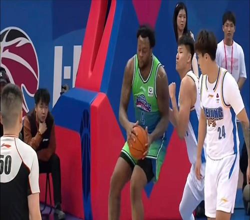 北京输球揪出最大毒瘤!他上场9分钟,球队输19分,打的太差了